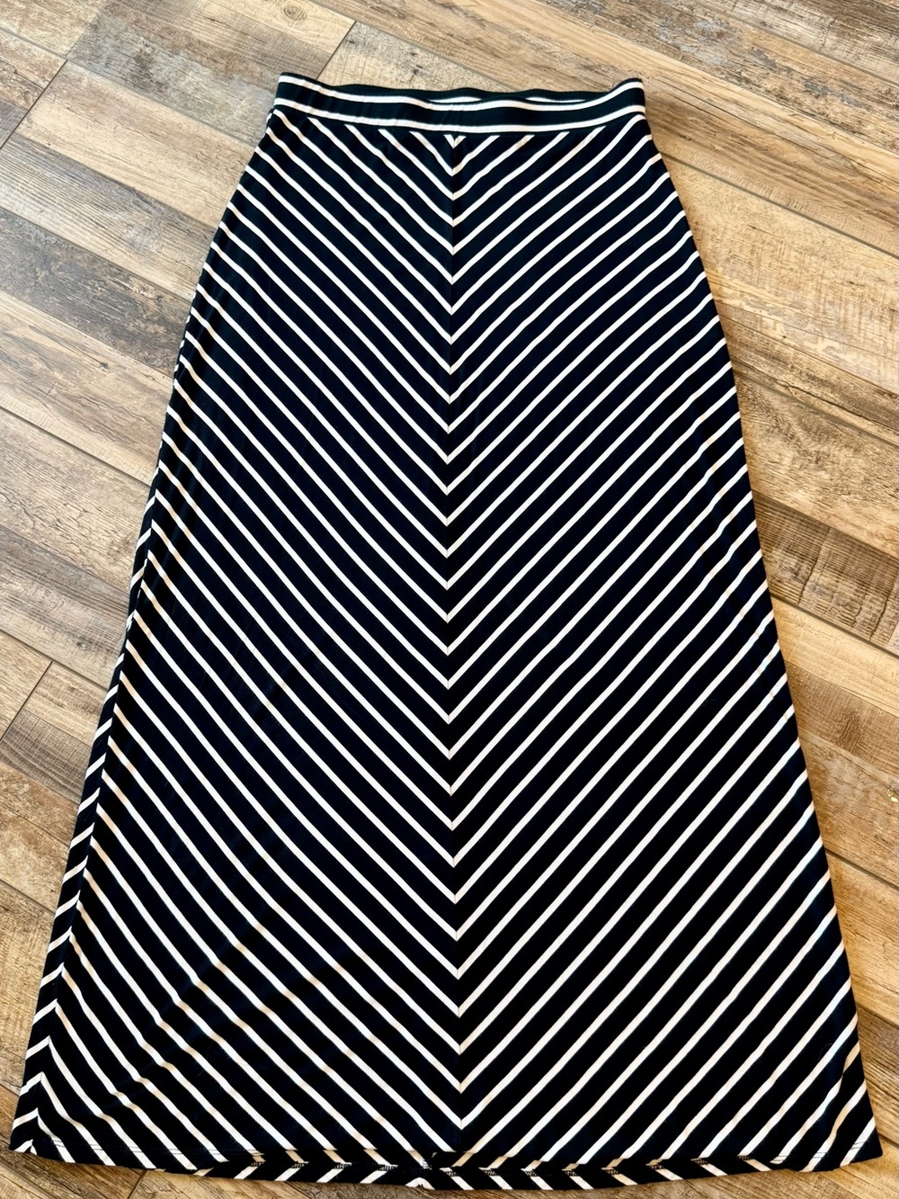Ann Taylor LOFT - Chevron Striped Knit Maxi Skirt - Black White - S